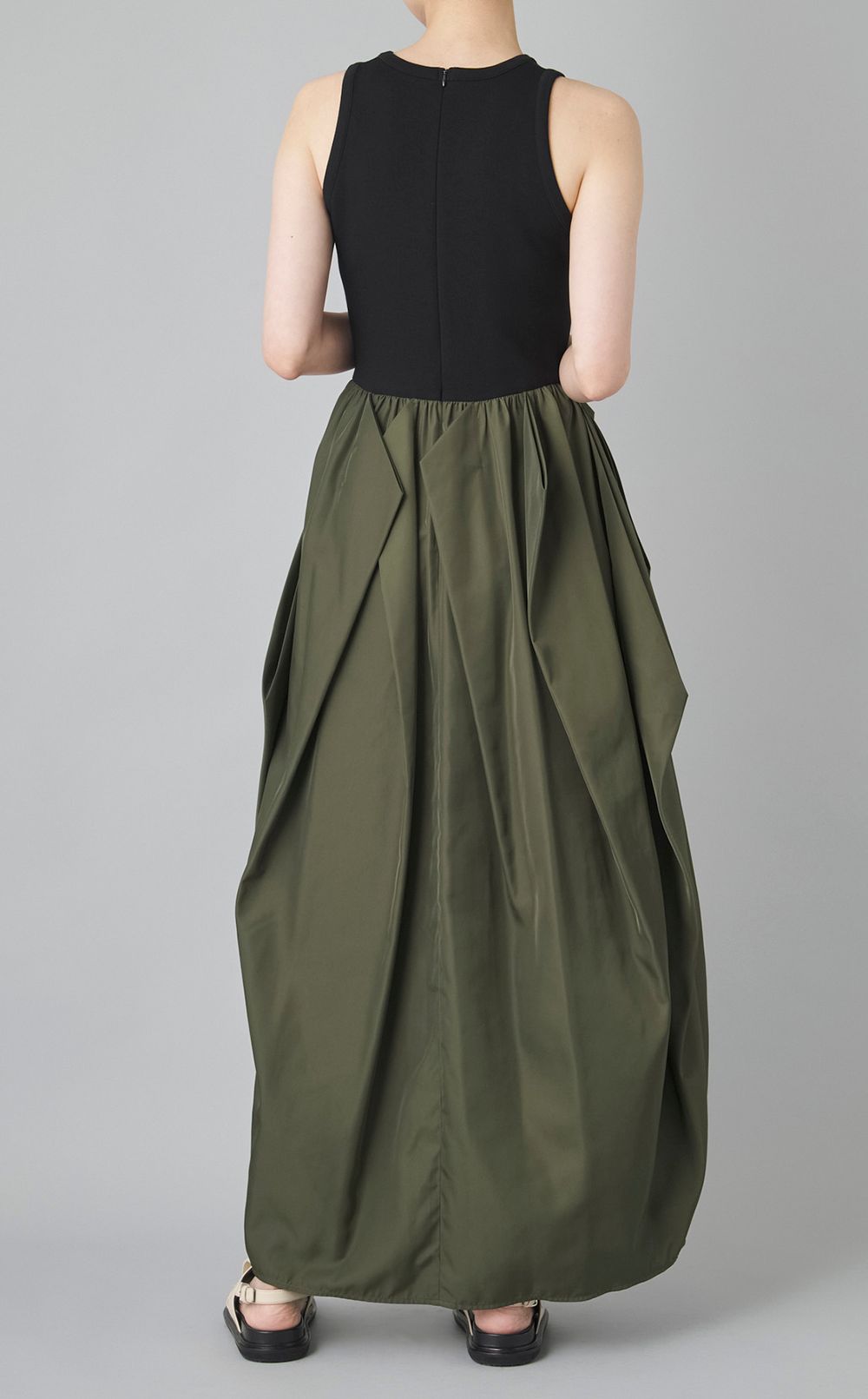 カーブラインタックワンピース