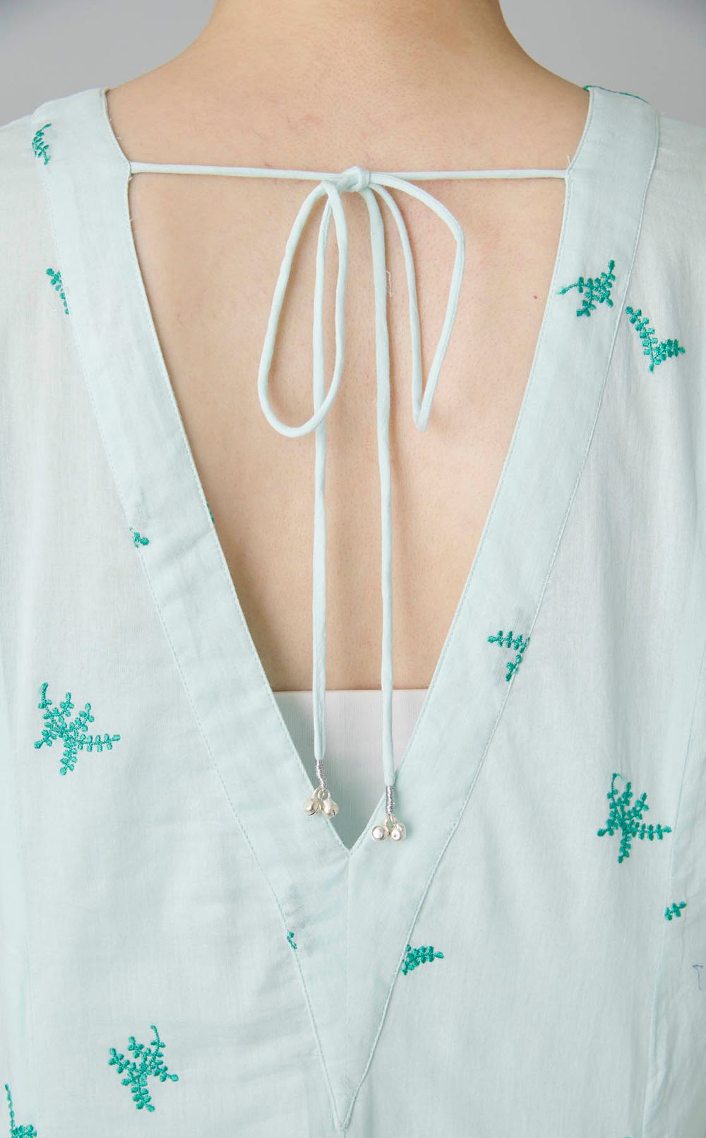 エンブロイダリーVネックワンピース