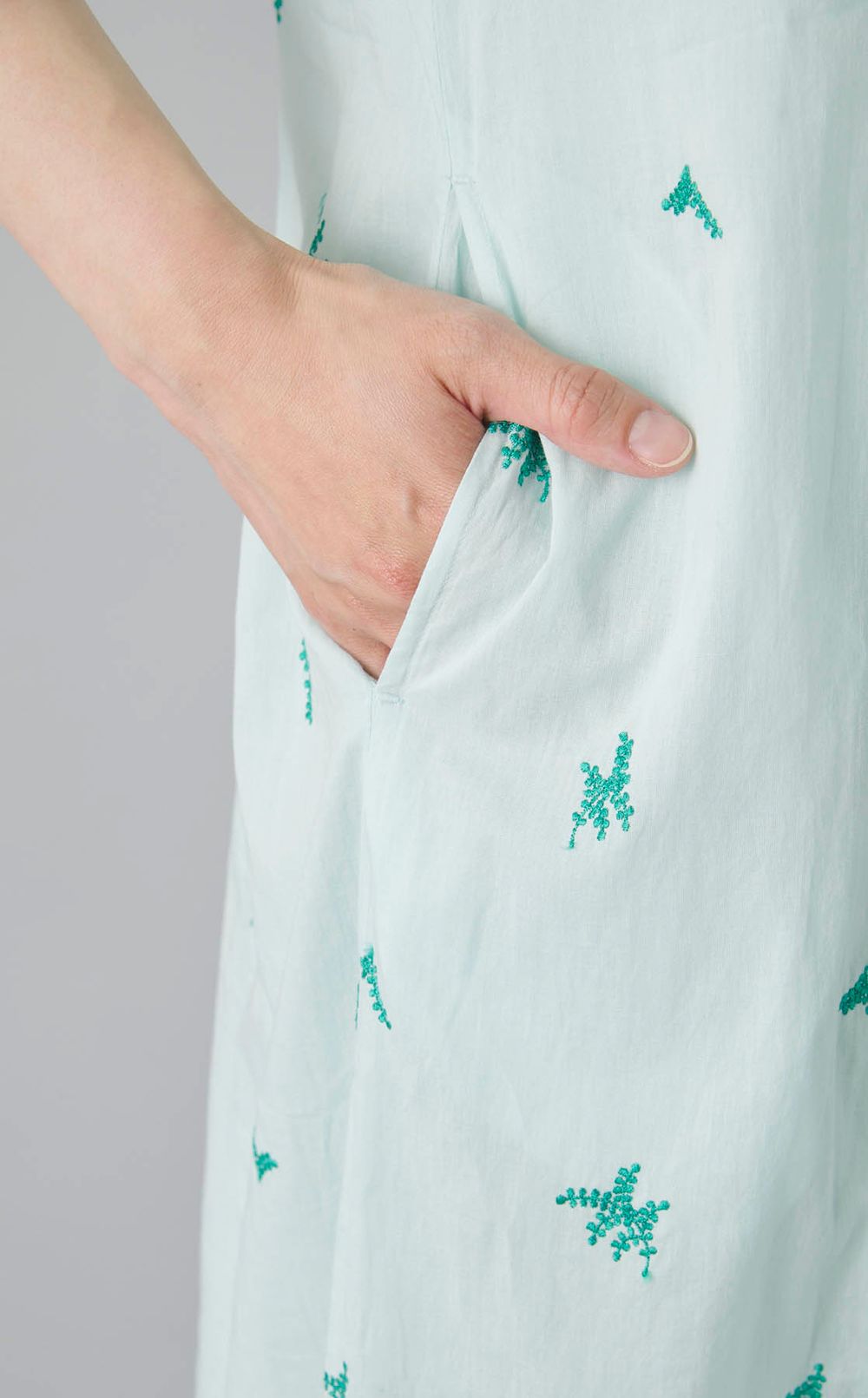 エンブロイダリーVネックワンピース