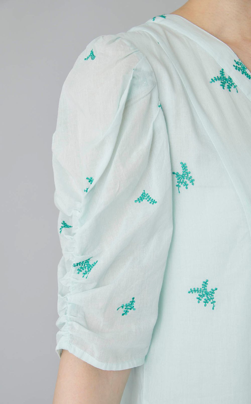 エンブロイダリーVネックワンピース