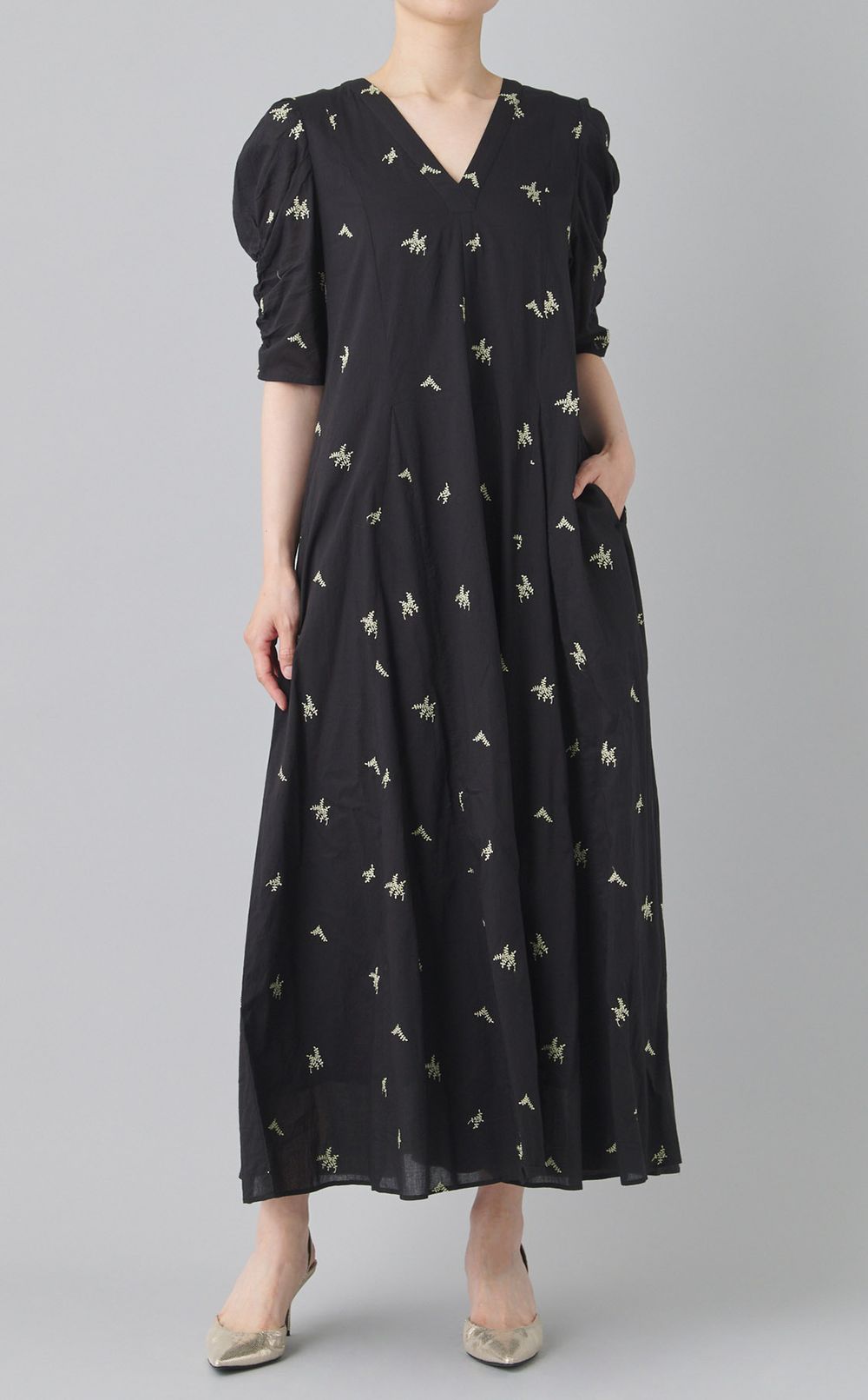 エンブロイダリーVネックワンピース