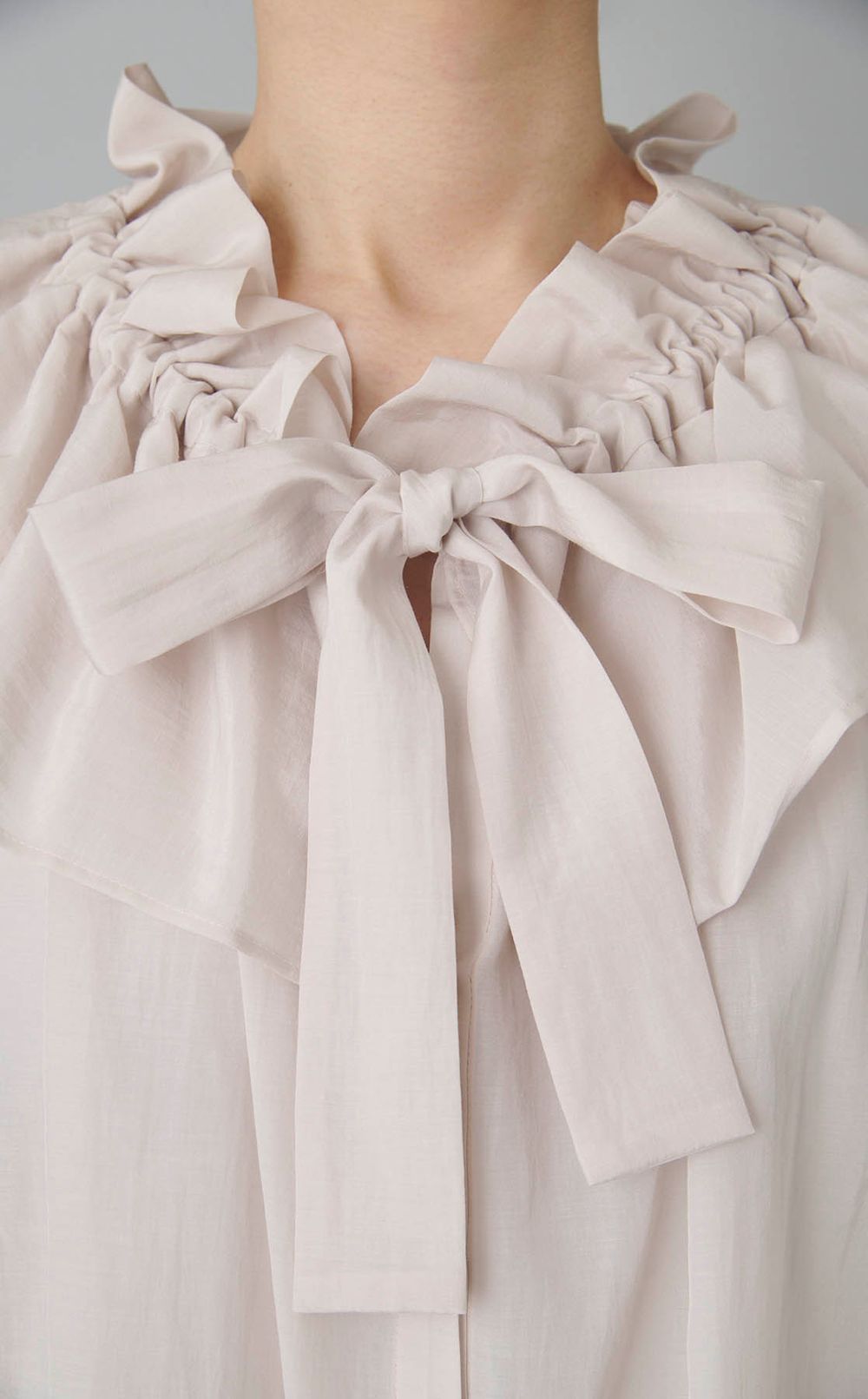 リボンタイフリルブラウス