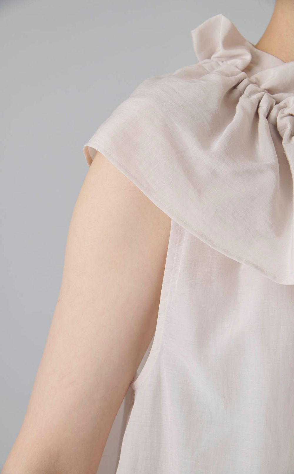 リボンタイフリルブラウス