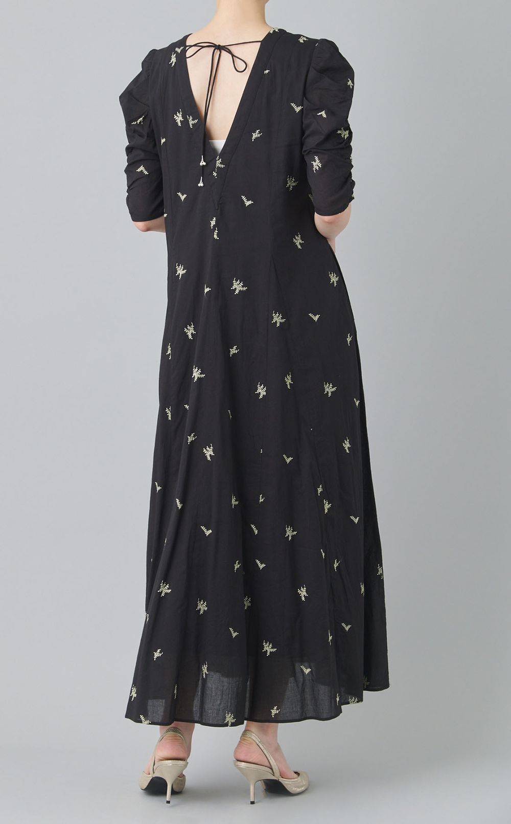 エンブロイダリーVネックワンピース