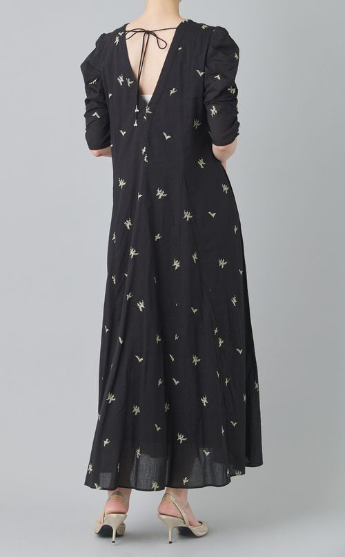 エンブロイダリーVネックワンピース