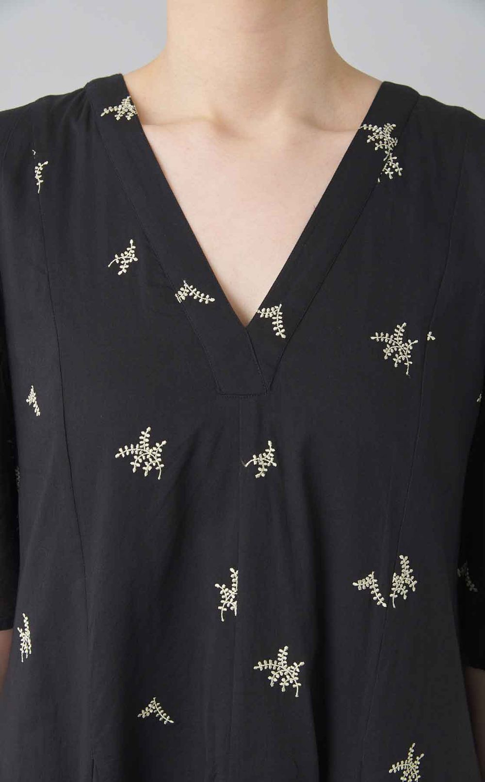 エンブロイダリーVネックワンピース