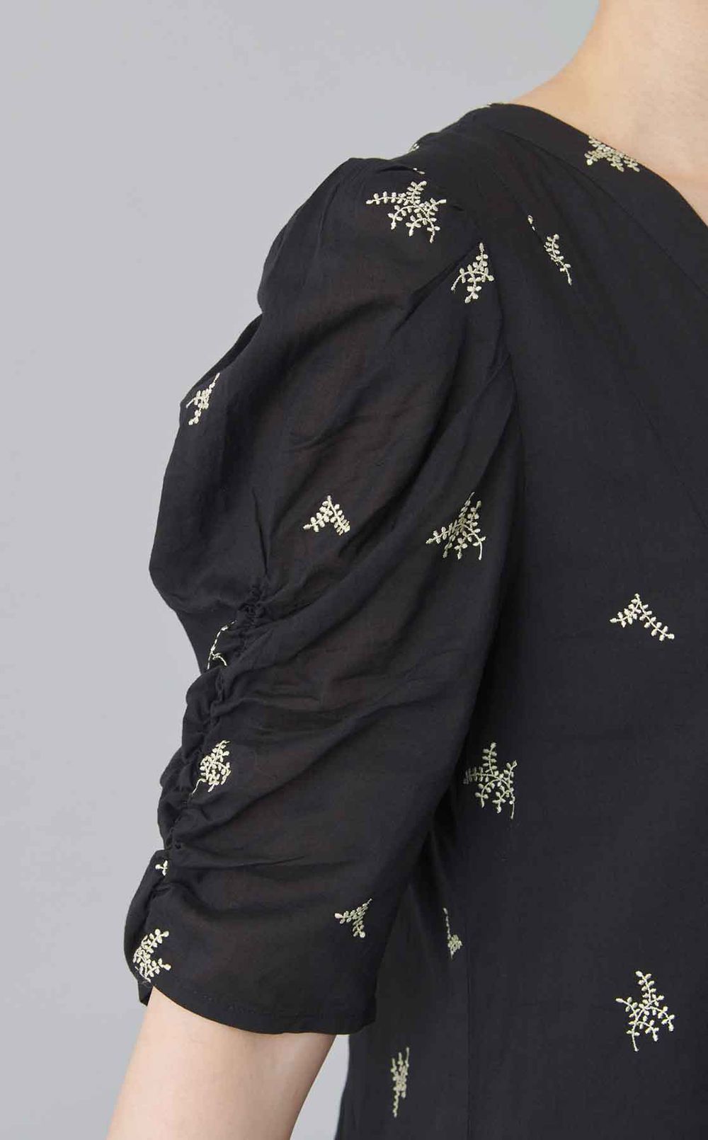 エンブロイダリーVネックワンピース