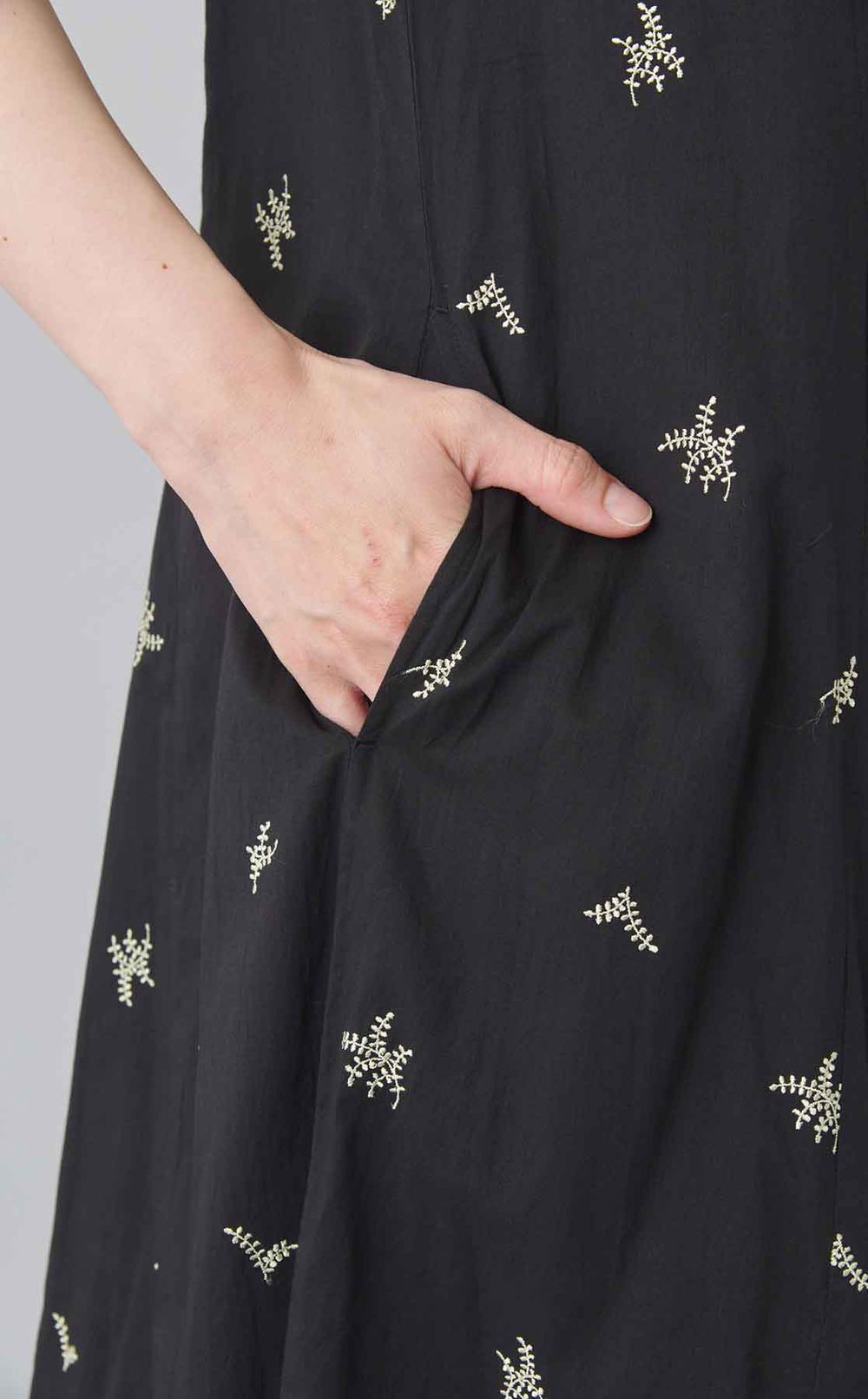 エンブロイダリーVネックワンピース