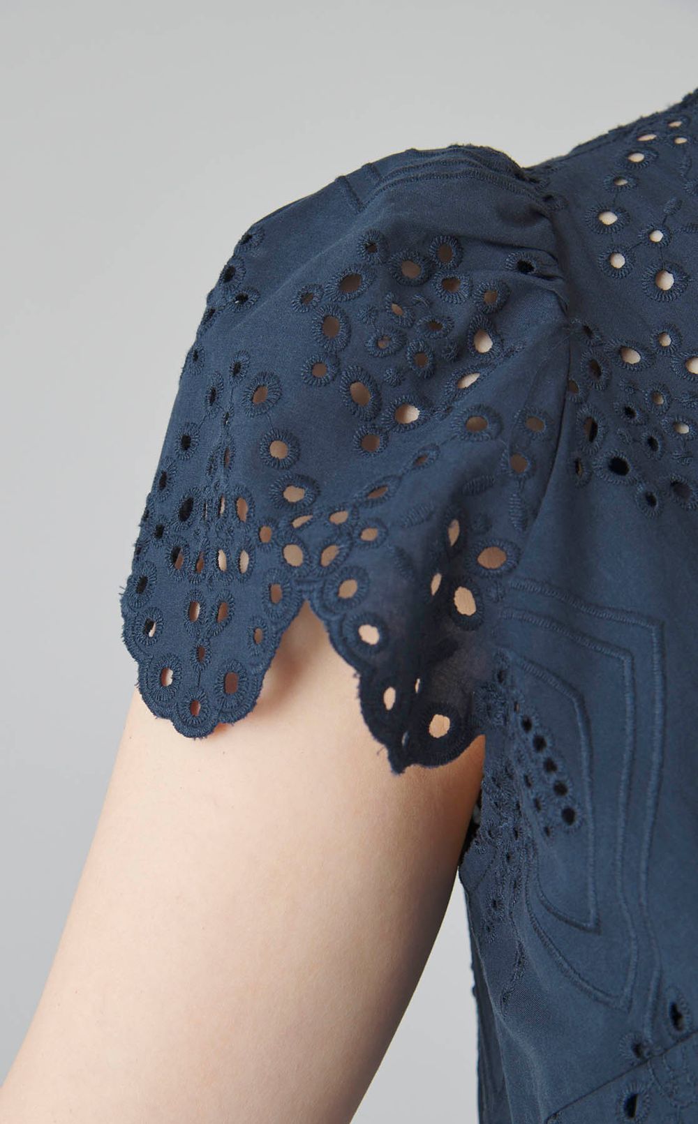 スカラレースカットワークワンピース