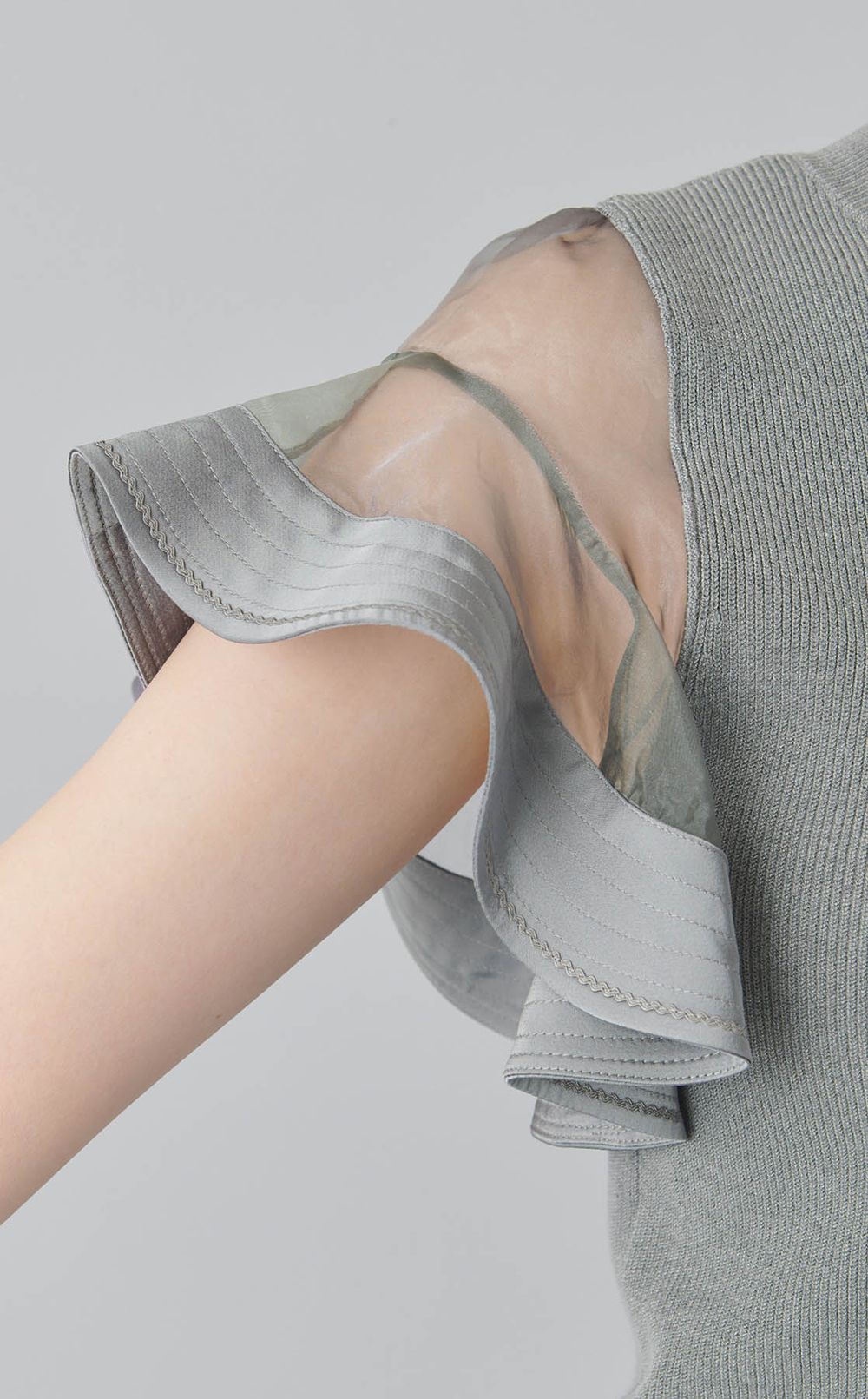 ラッフルブレードスリーブニット