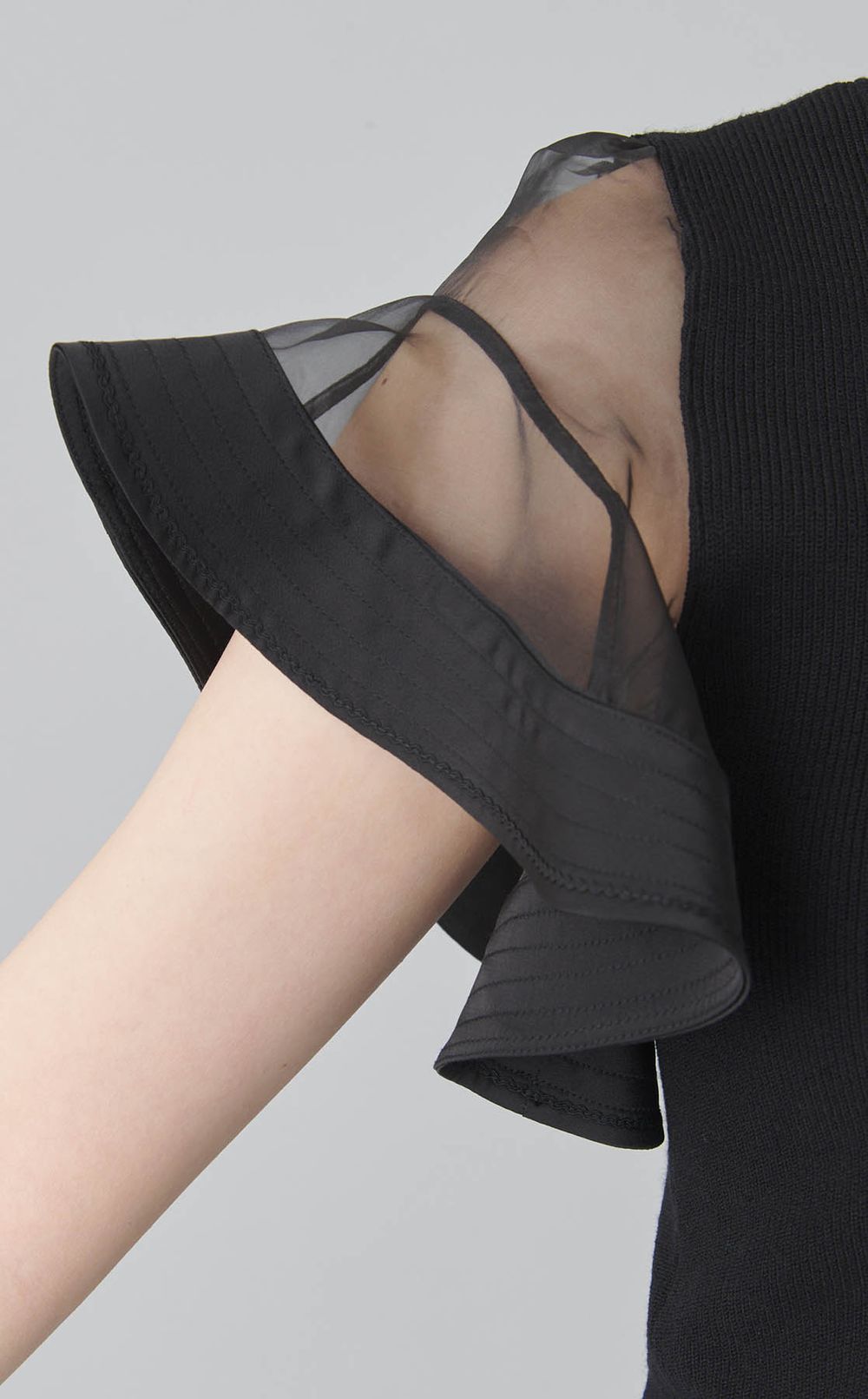 ラッフルブレードスリーブニット