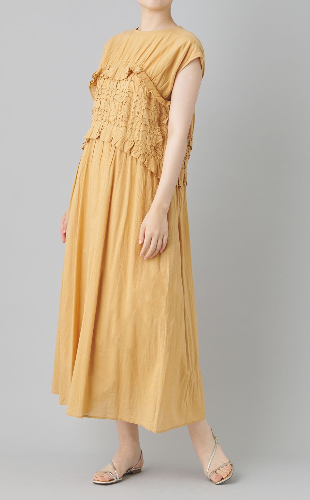 スモッキングノースリーブワンピース