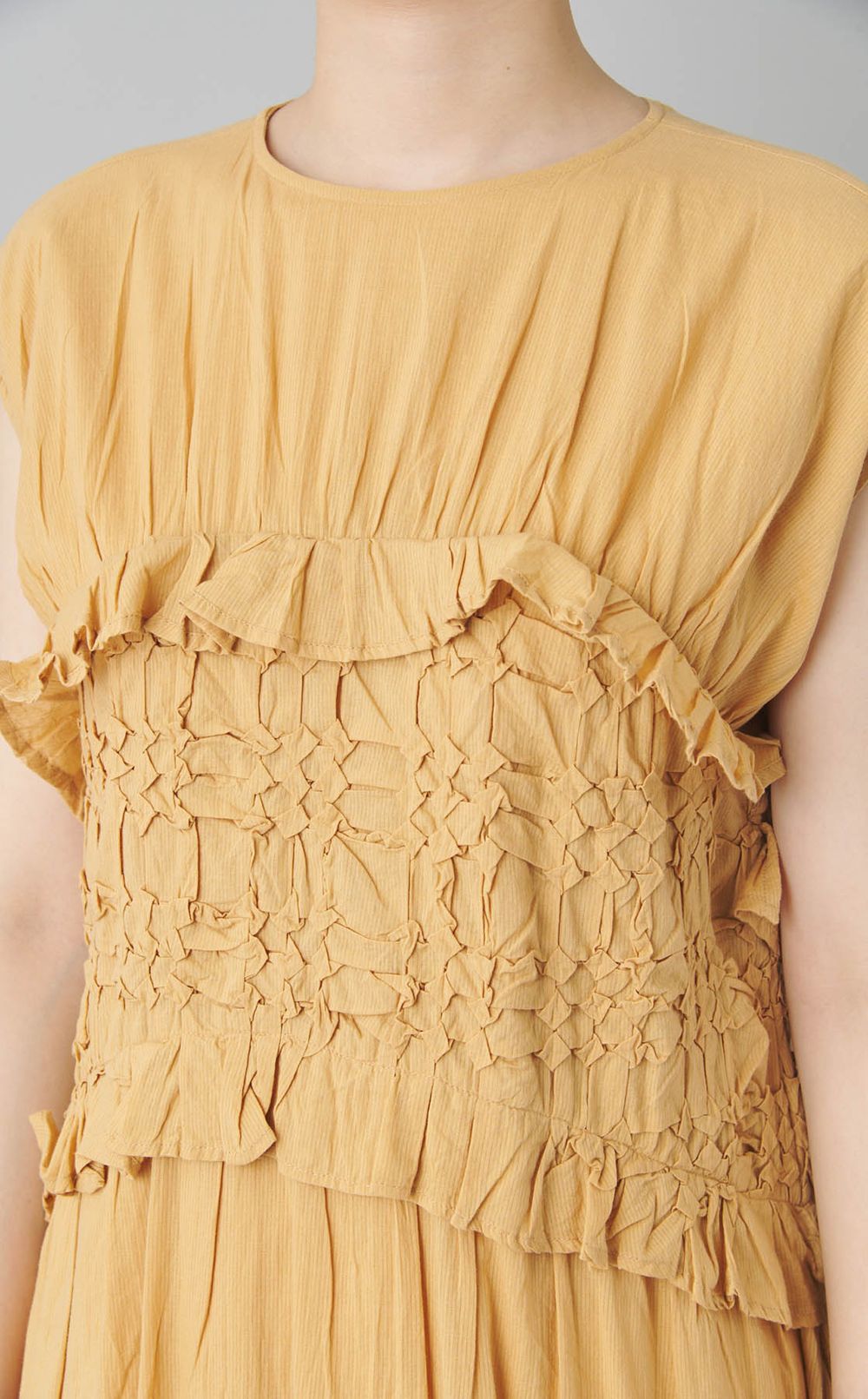 スモッキングノースリーブワンピース