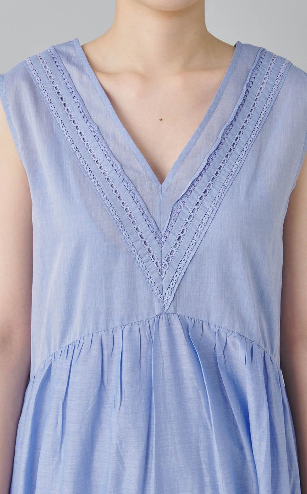 Vネックティアードシャンブレードレス