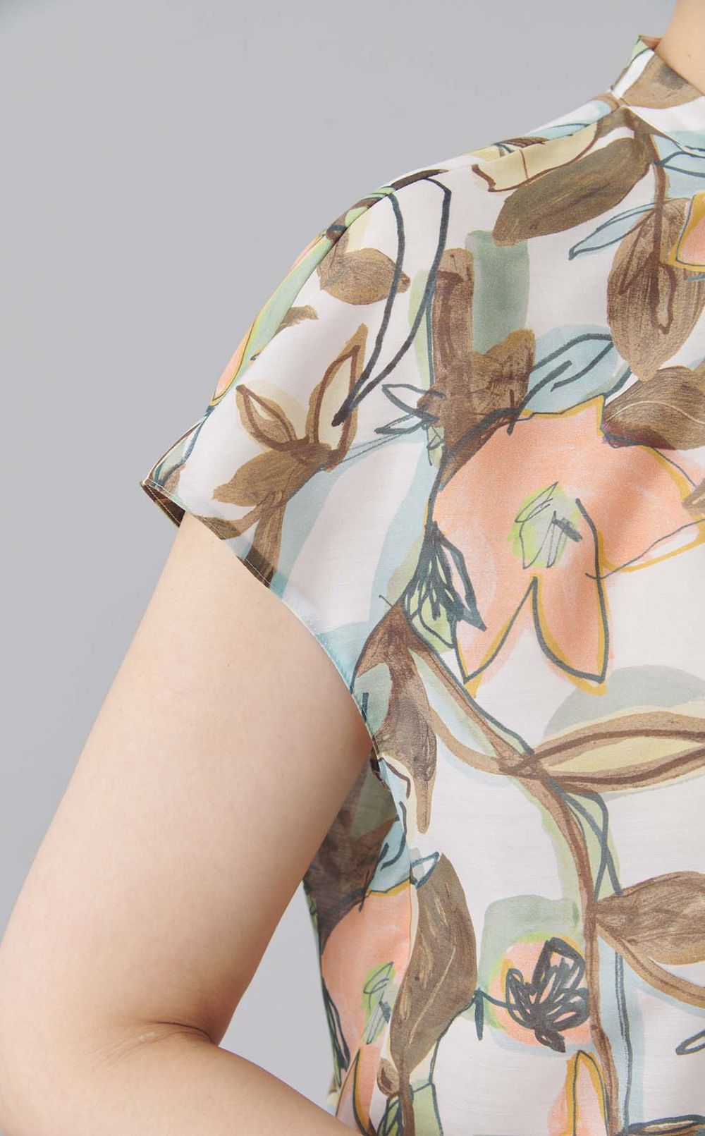 リーフプリントツイストドレープブラウス