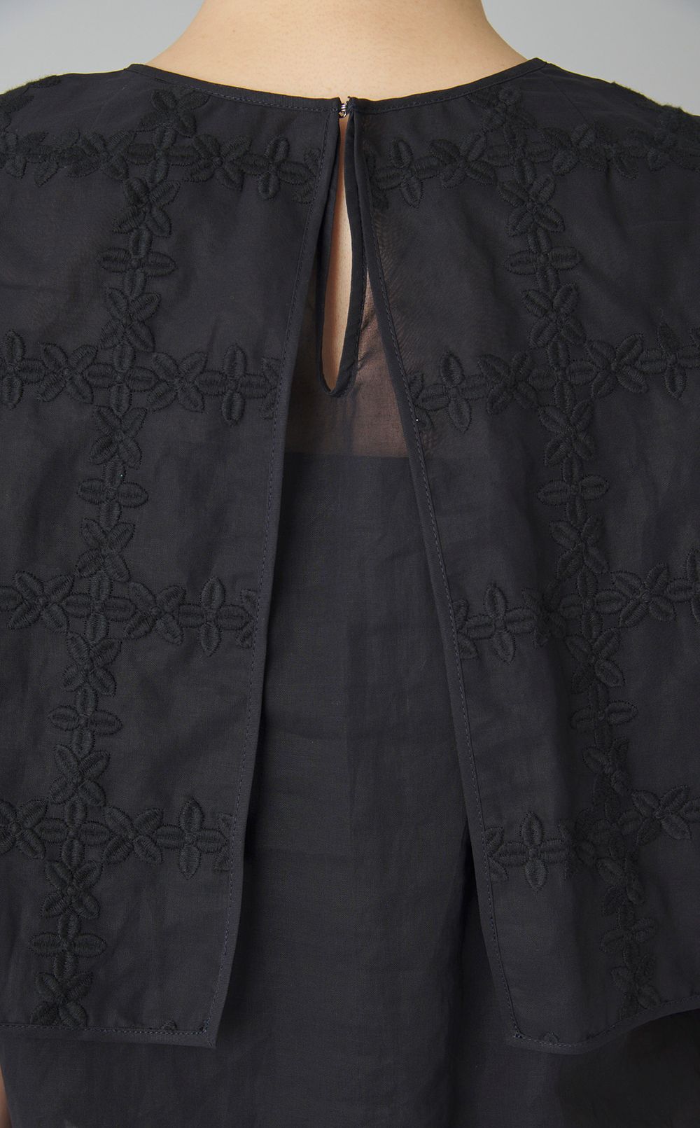 フラワーオーガンジーケープブラウス