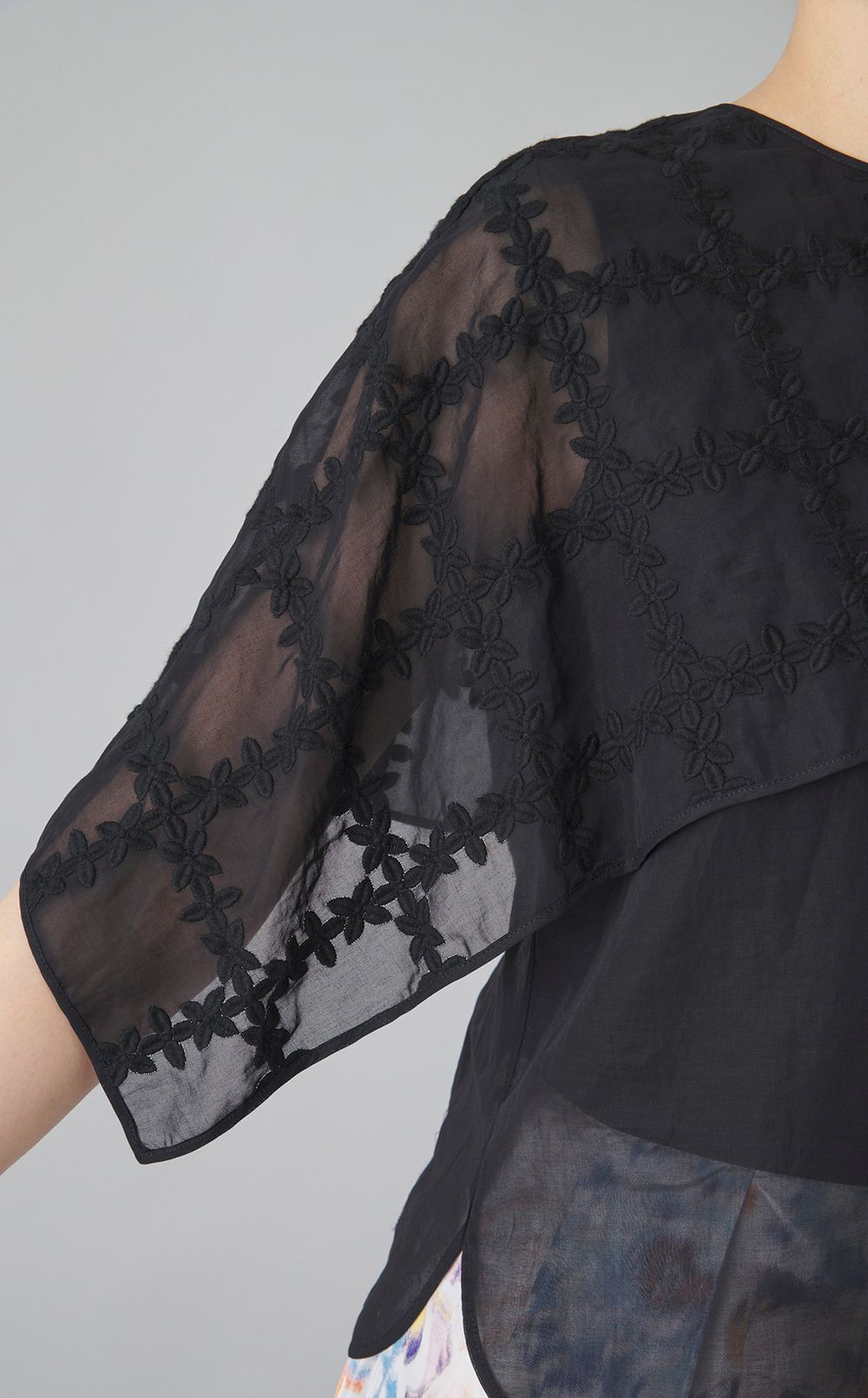 フラワーオーガンジーケープブラウス