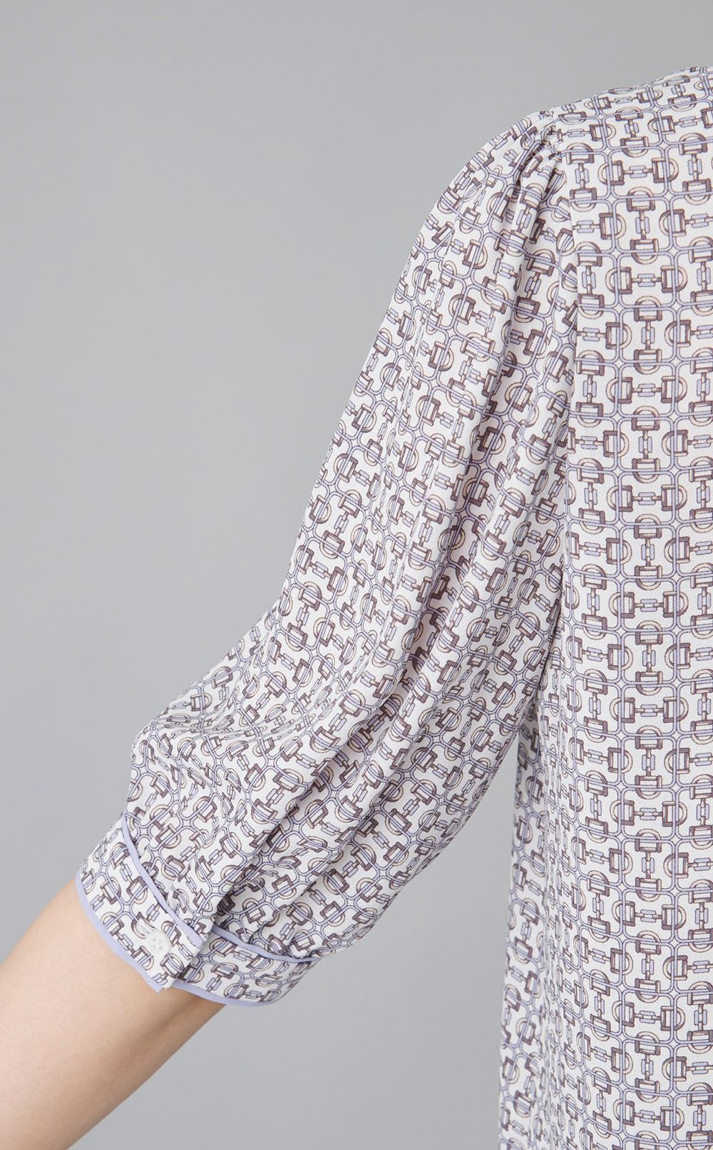 チェーンプリントハーフスリーブブラウス