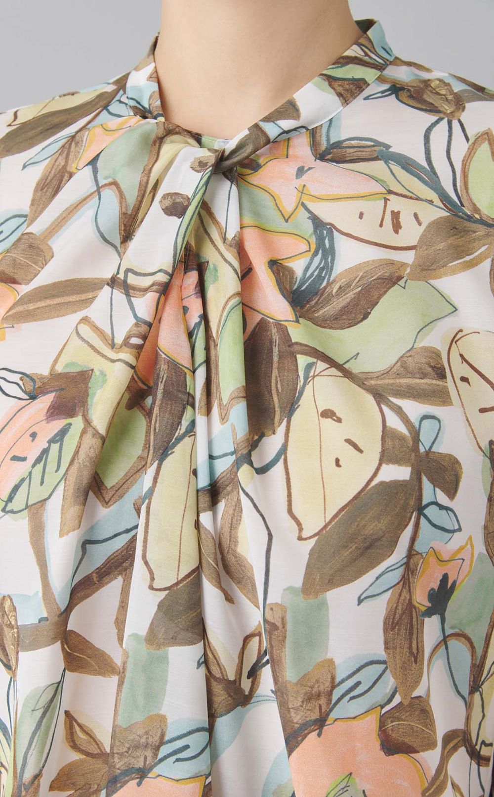 リーフプリントツイストドレープブラウス