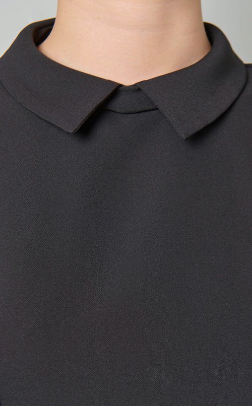 襟付きフレアヘムラインブラウス