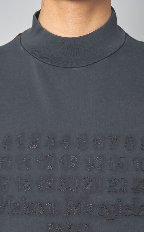 ロゴ刺繍プルオーバー