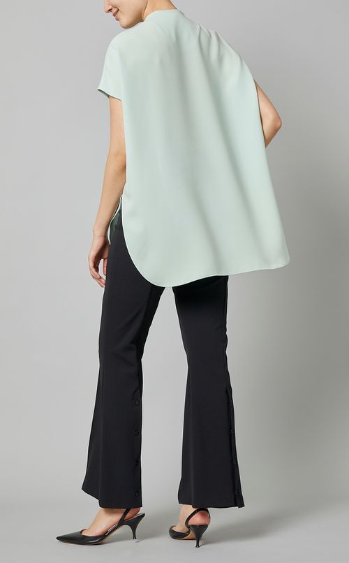 くるみボタンブラウス