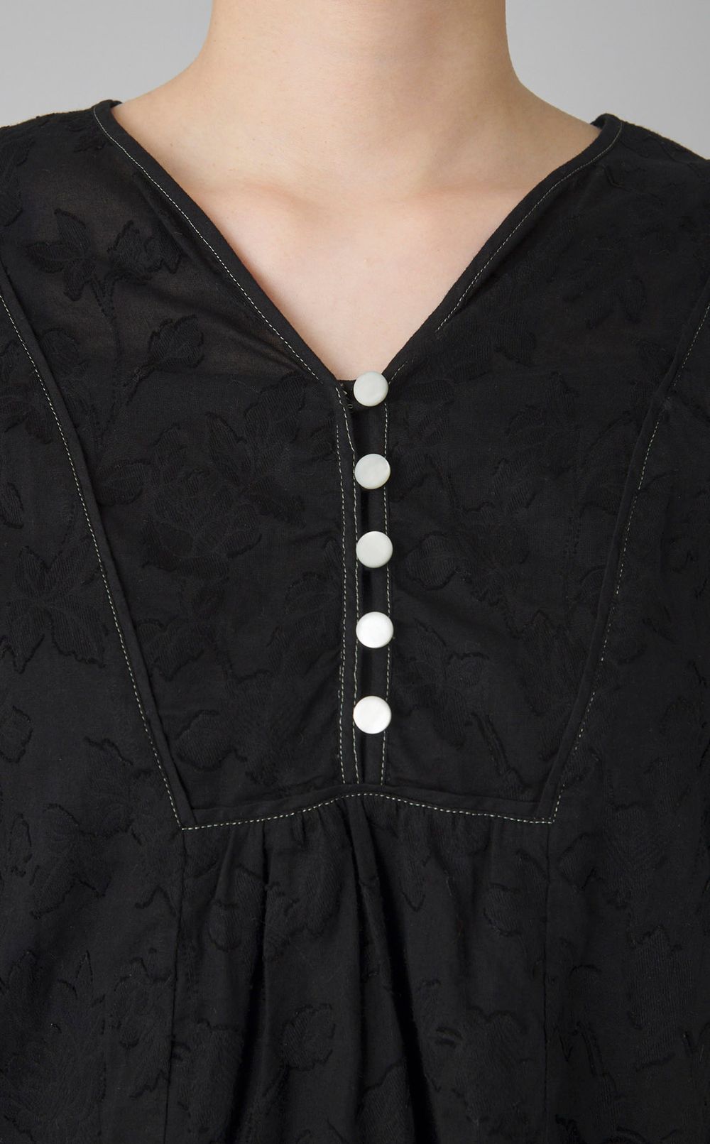 【reADdress】Vネックブラウス