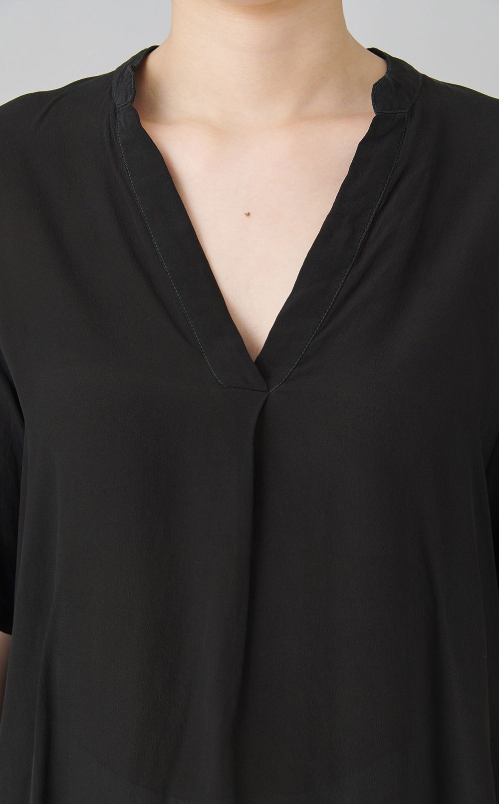 【reADdress】シルクVネックブラウス