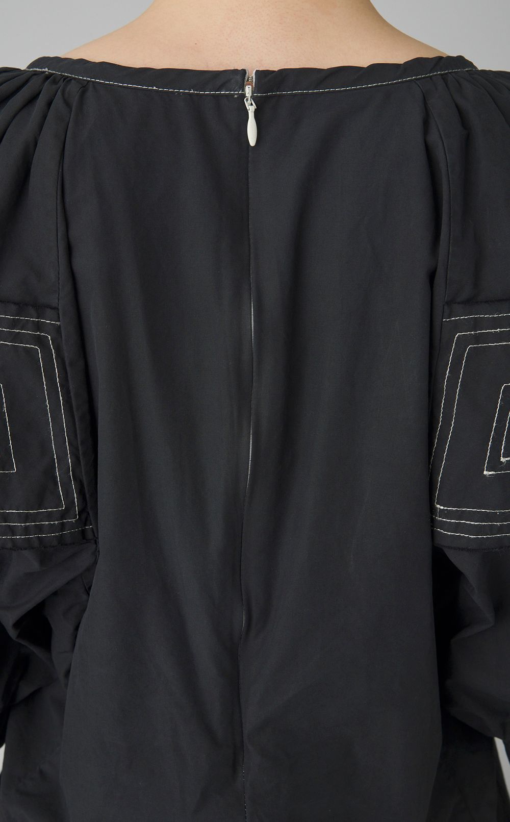 【reADdress】パフスリーブVネックブラウス