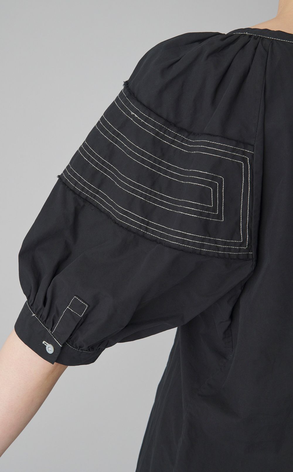 【reADdress】パフスリーブVネックブラウス