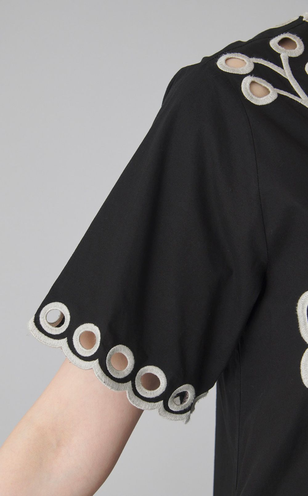 【reADdress】カット刺繍ロングプルオーバー