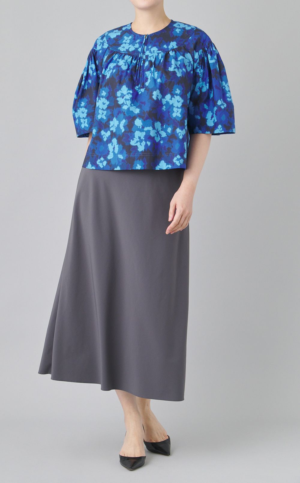 フラワープリントフロントジップブラウス