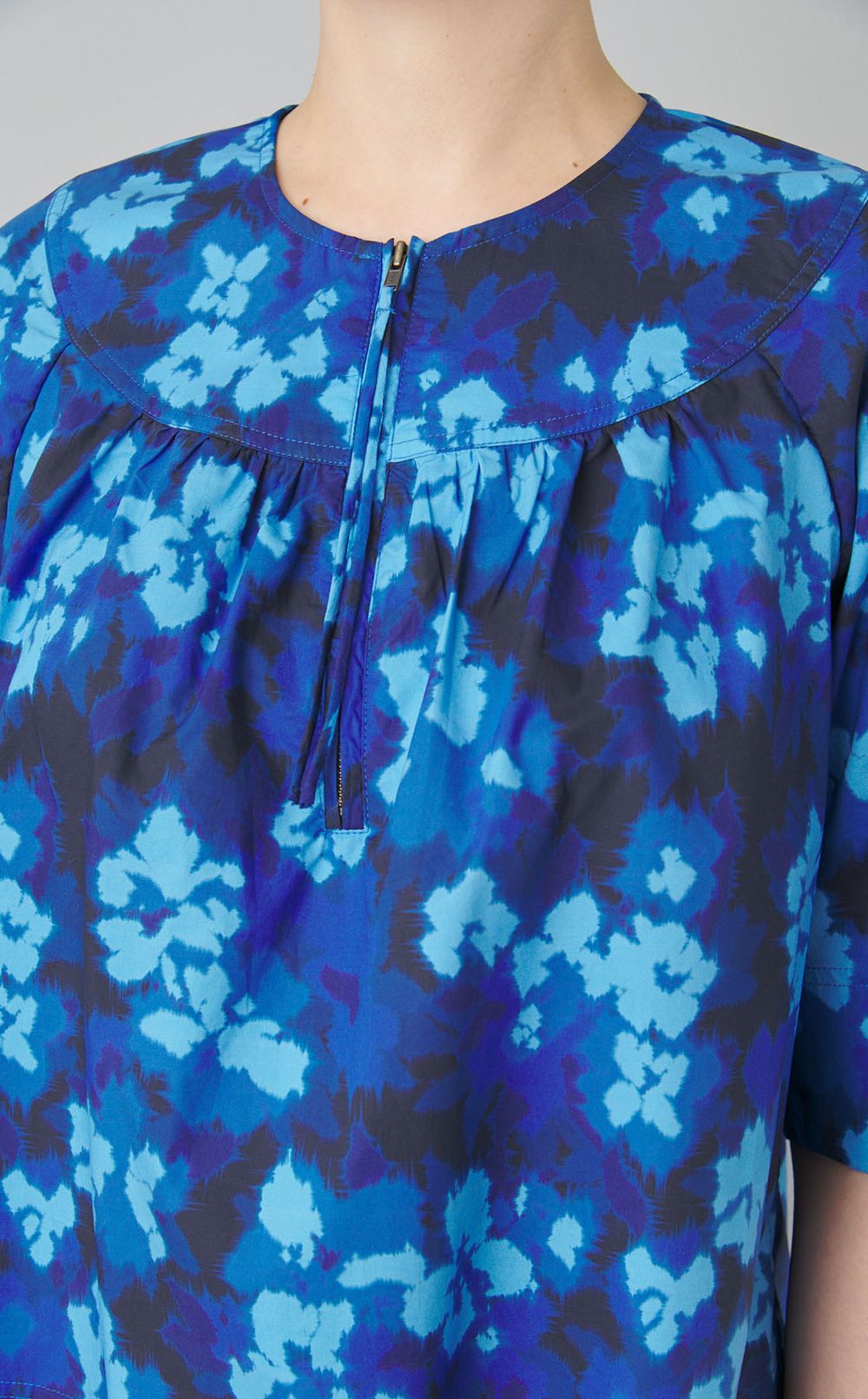 フラワープリントフロントジップブラウス