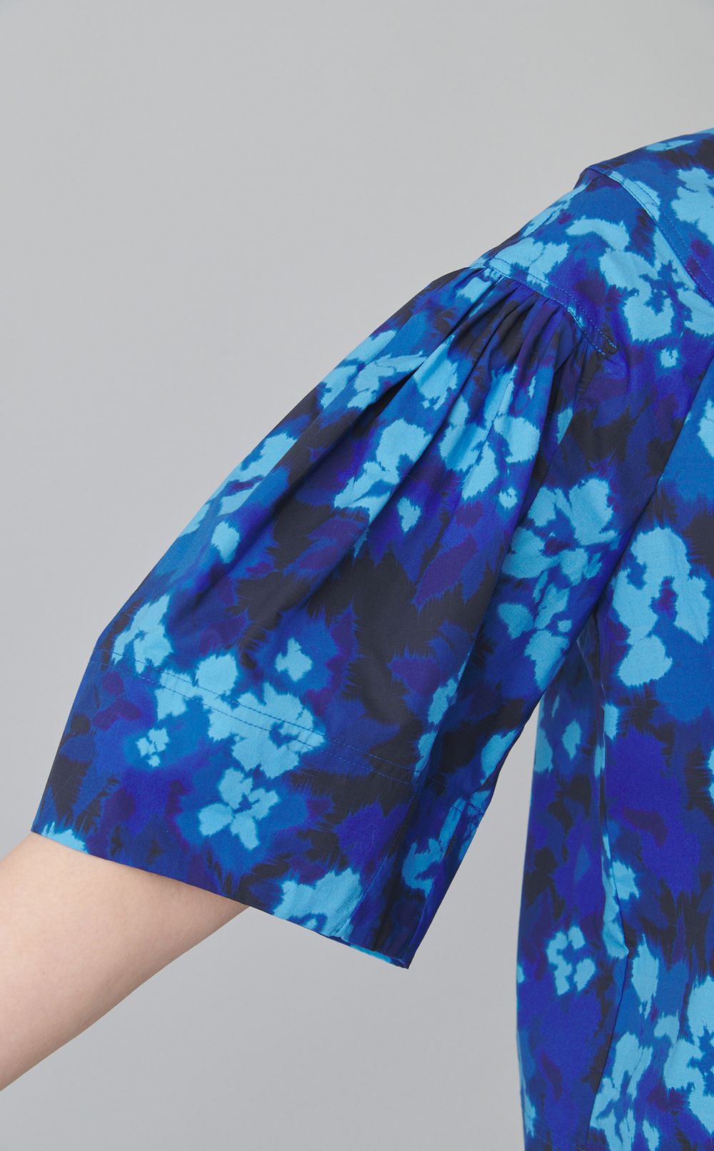 フラワープリントフロントジップブラウス