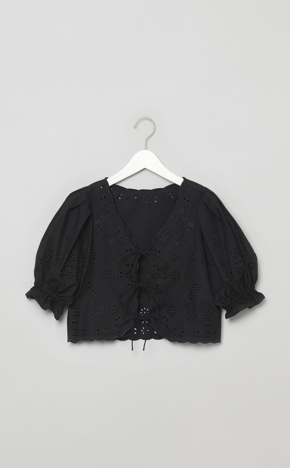 カットワークリボンブラウス