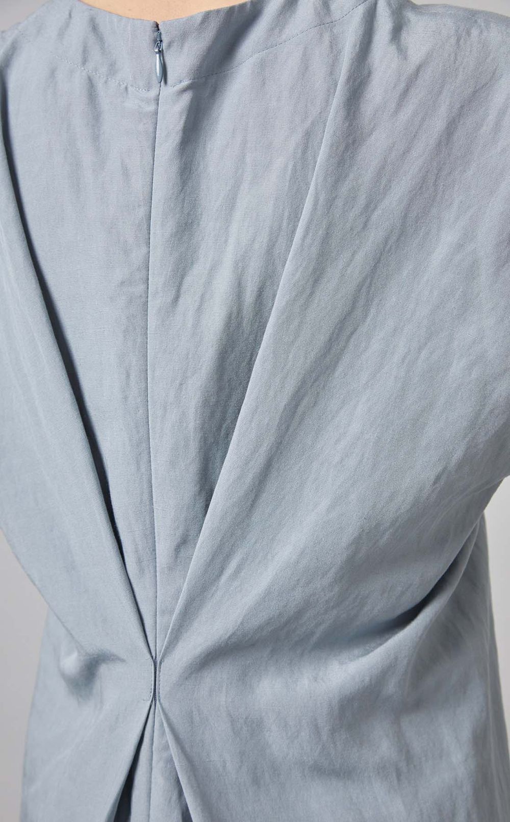 バックタックVネックワンピース