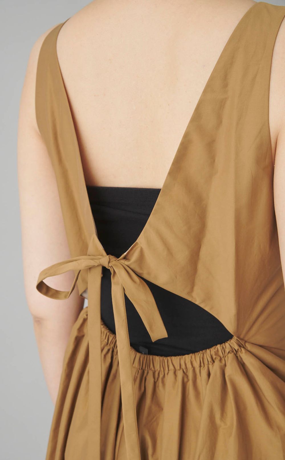 Vネックバックオープンワンピース