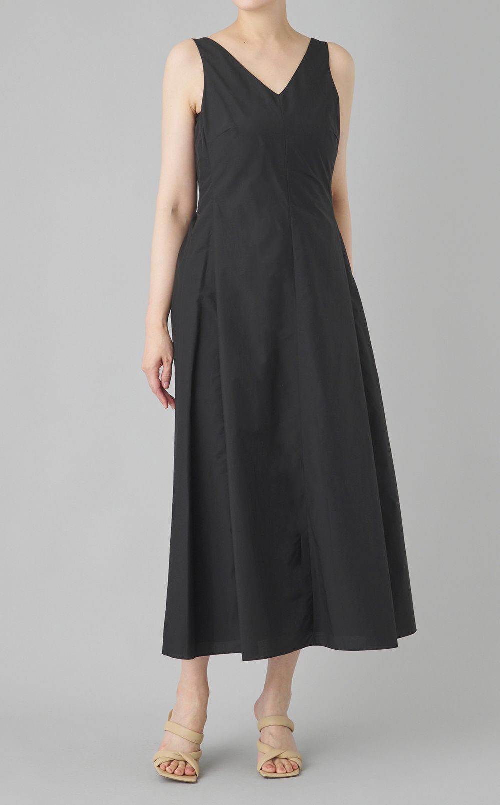 Vネックオープンバックワンピース