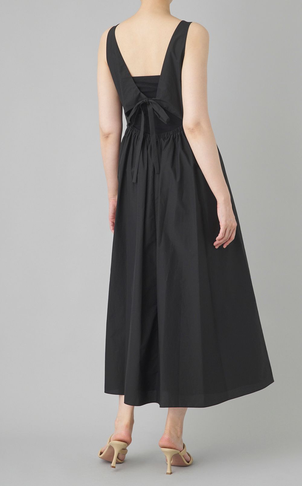 Vネックオープンバックワンピース