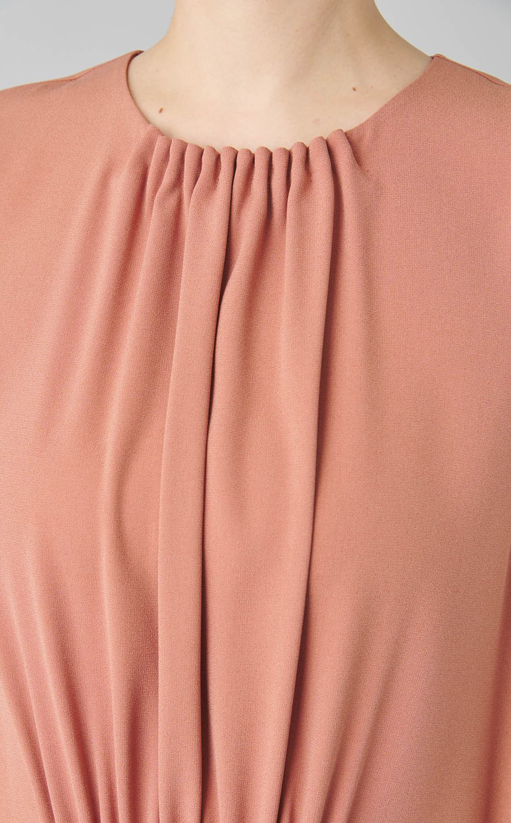 タックネックノースリーブワンピース