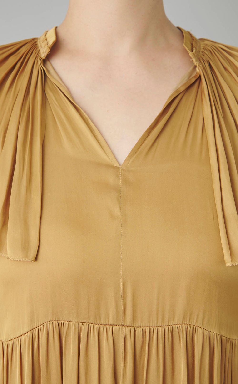 サテンギャザーフレアワンピース