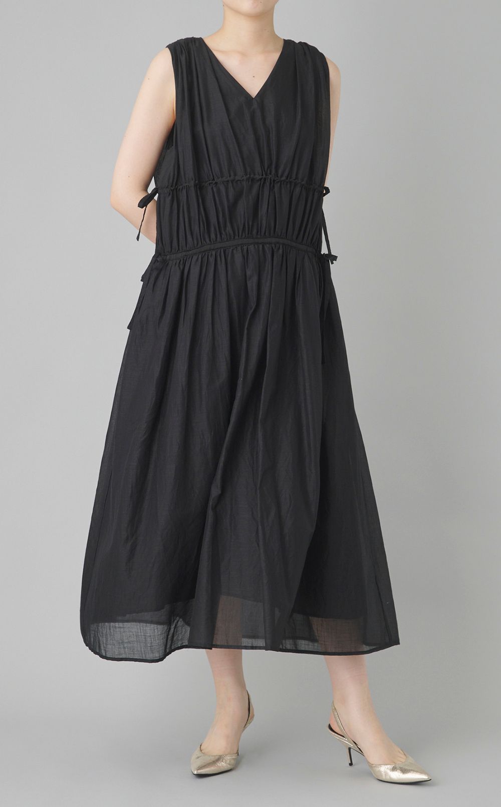 Vネックギャザーワンピース