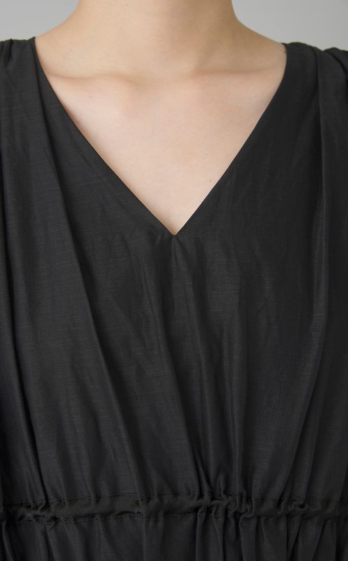 Vネックギャザーワンピース