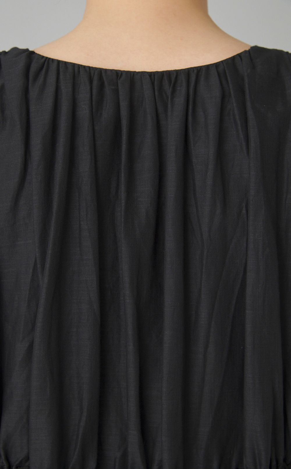 Vネックギャザーワンピース