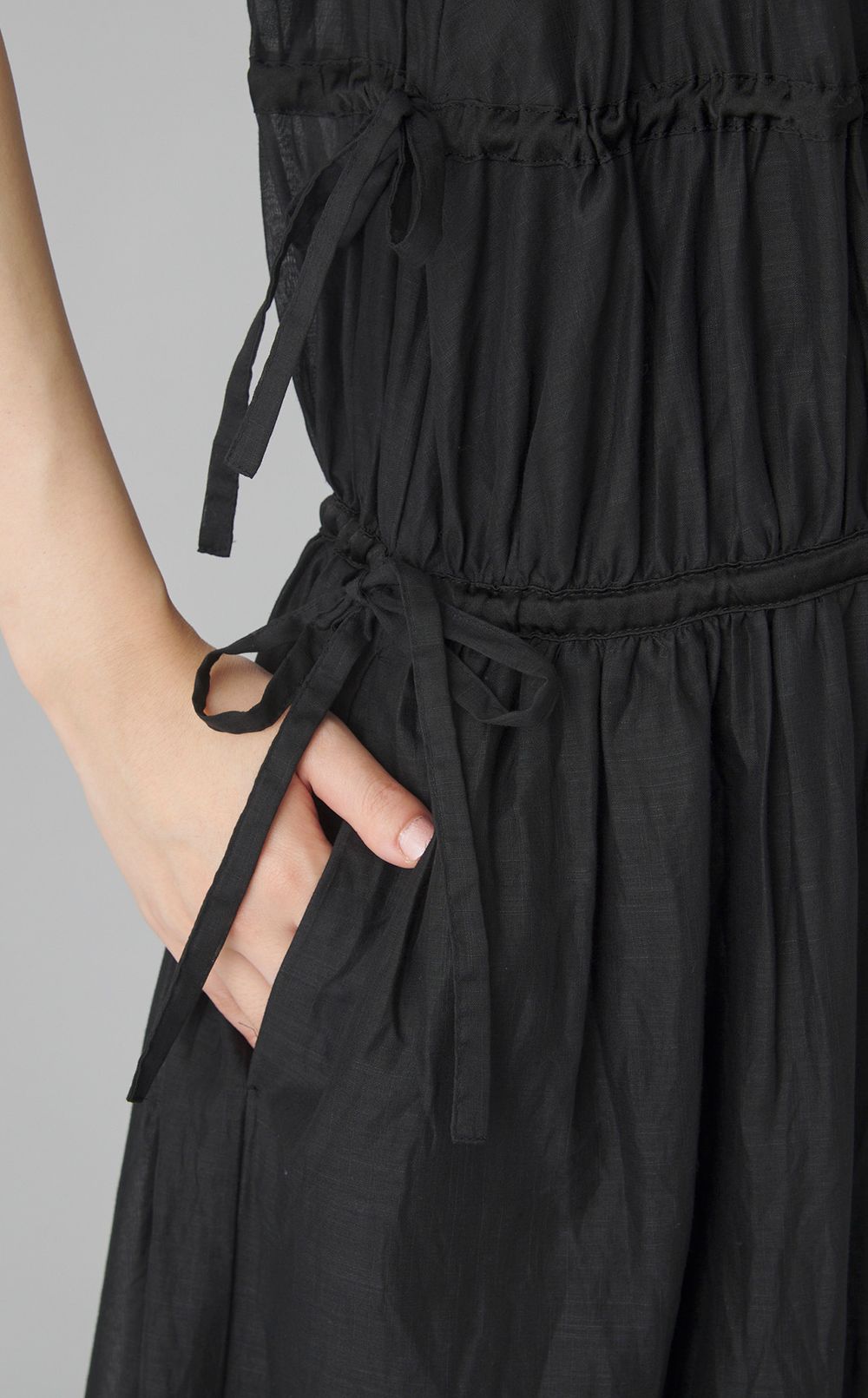 Vネックギャザーワンピース