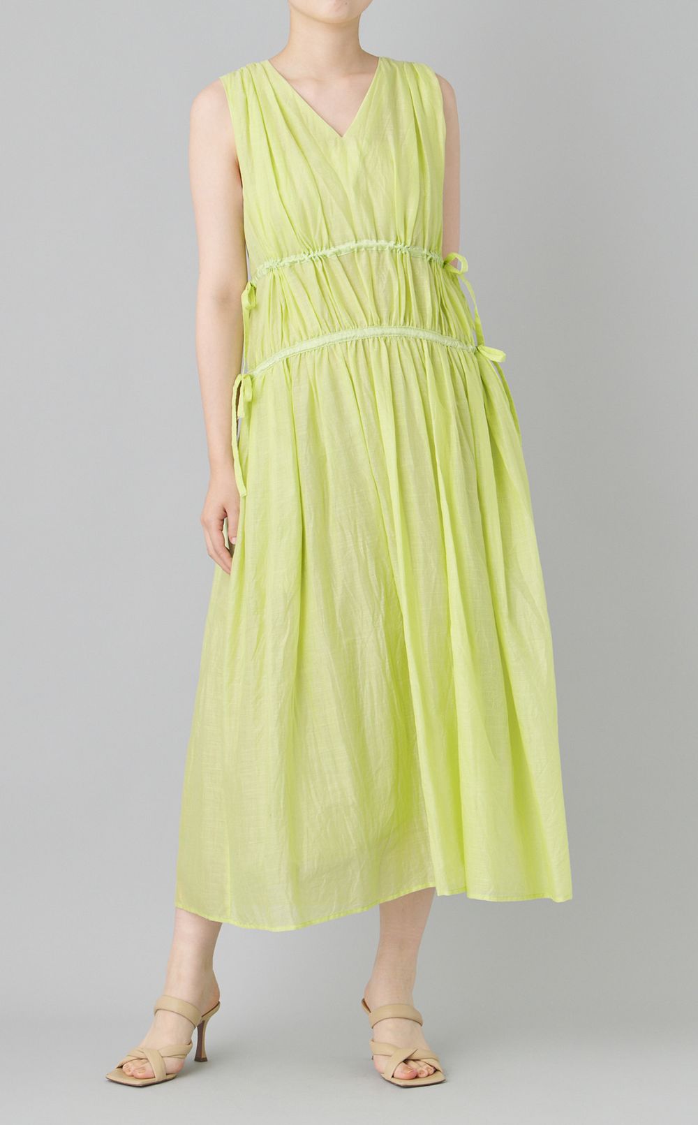 Vネックギャザーワンピース