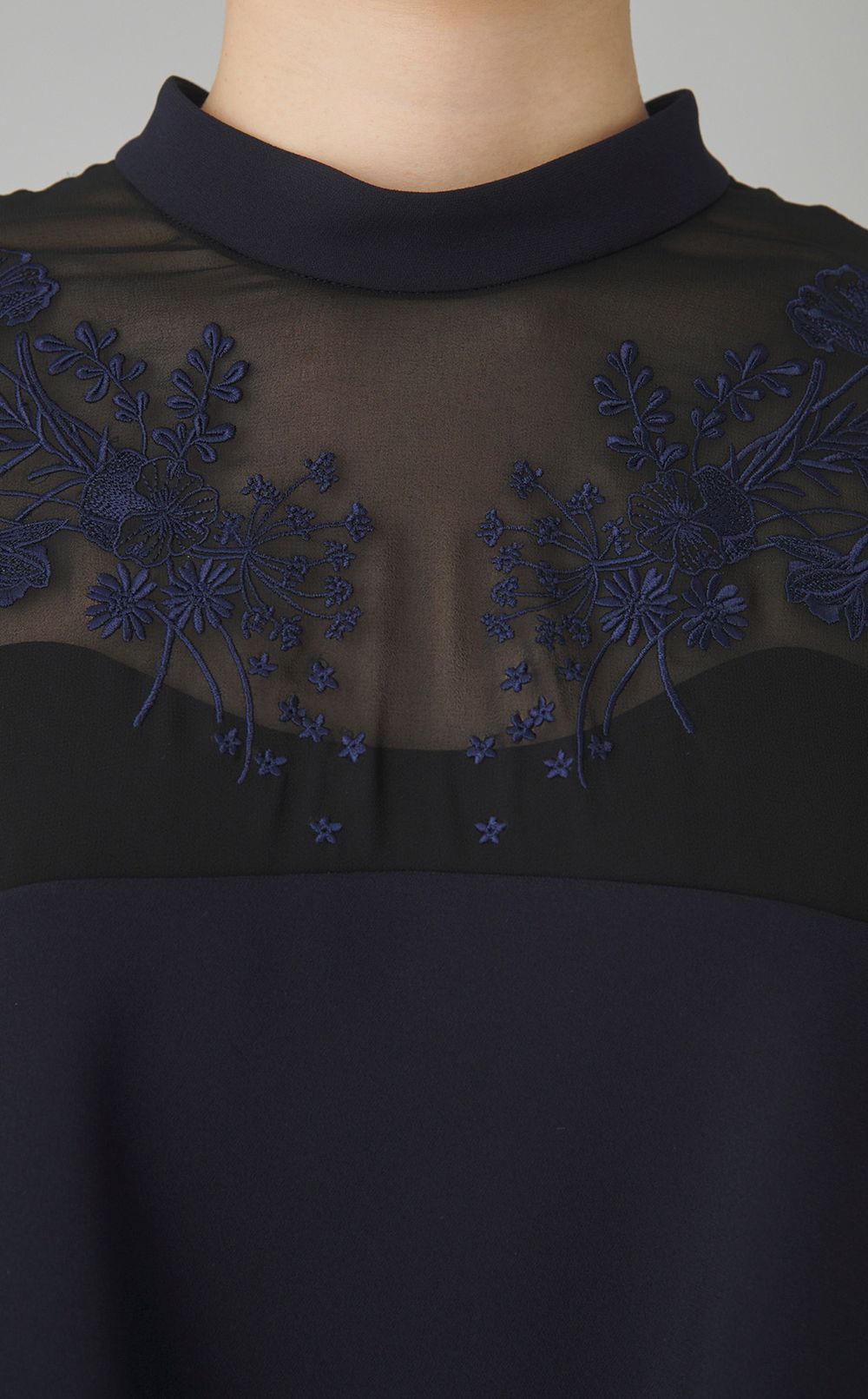 エンブロイダリードッキングドレス