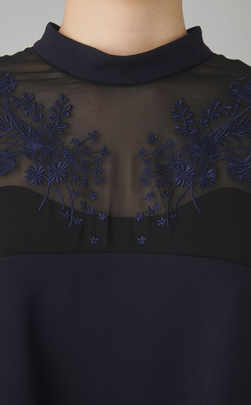 エンブロイダリードッキングドレス