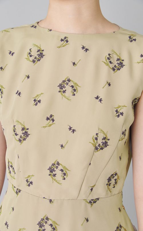 フラワーエンブロイダリーワンピース