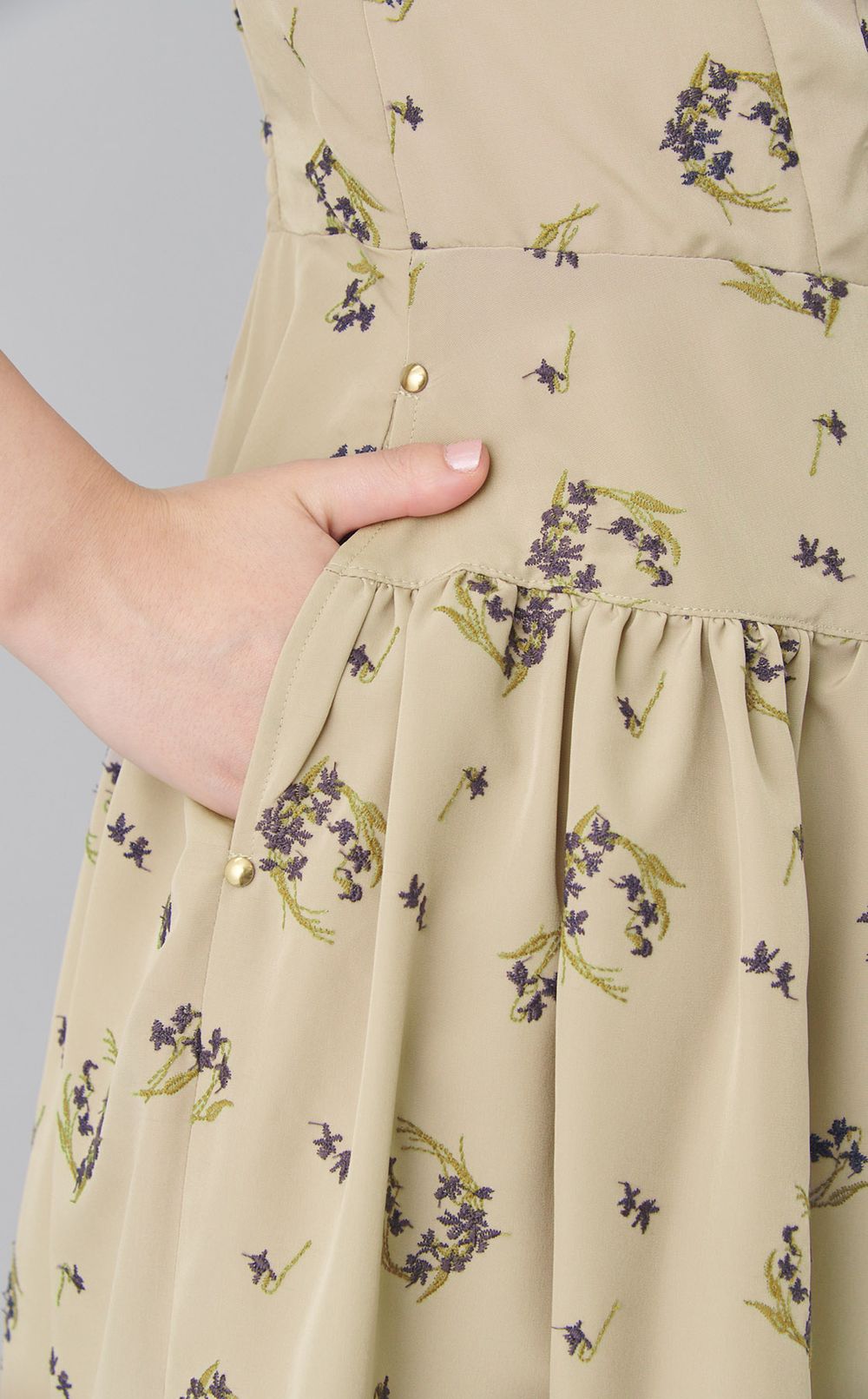 フラワーエンブロイダリーワンピース